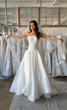 Nina veil with bow try on